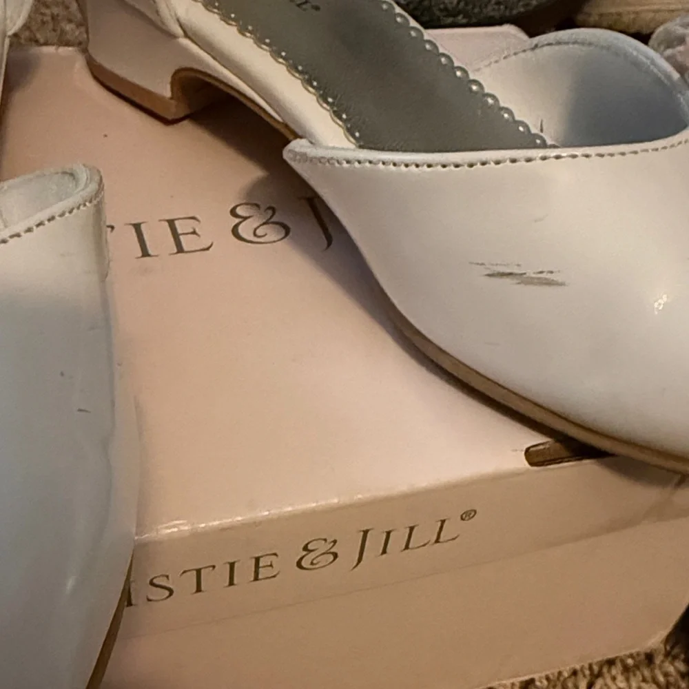 Elegant White Kids Dress Shoes with Floral Accents - Picture 3 of 4